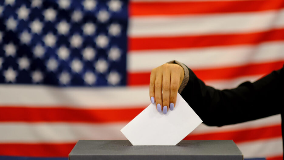 Mujer votando en las elecciones presidenciales de Estados Unidos