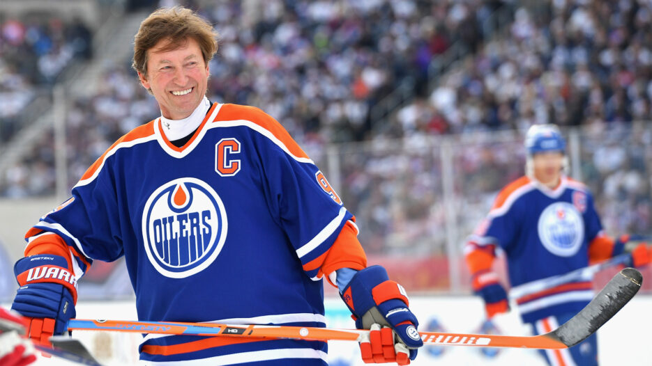 Wayne Gretzky playing hockey